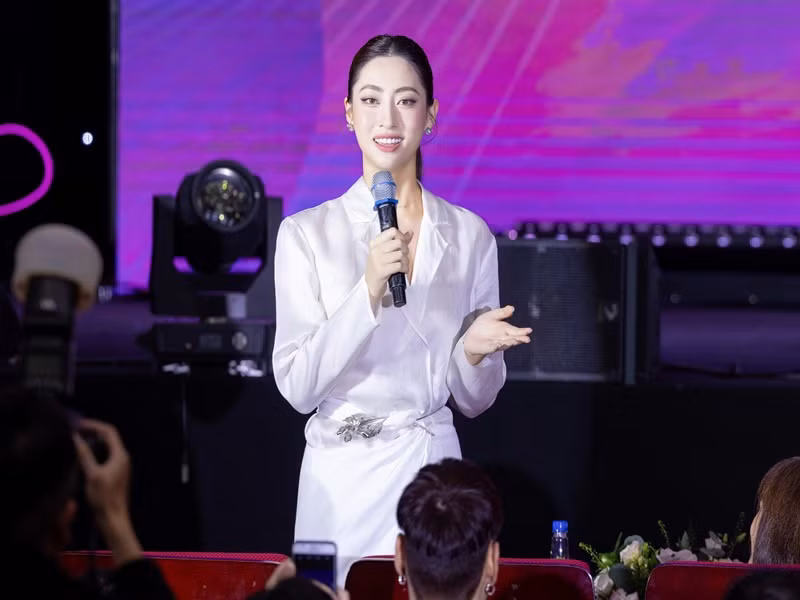 Những năm học cấp 3, Lương Thùy Linh là học sinh lớp chuyên Toán, trường THPT Chuyên Cao Bằng, luôn có mặt trong đội tuyển thi cấp quốc gia của nhà trường. Cô còn là 1 trong 5 học sinh có kết quả thi THPT quốc gia 2018 cao nhất của tỉnh Cao Bằng. Tháng 7/2022, Lương Thùy Linh tốt nghiệp loại xuất sắc Đại học Ngoại thương. Cô hiện là giảng viên của trường Đại học Đại Nam.