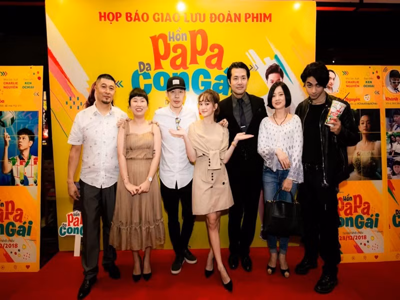 "Tấm poster khởi động của dự án được giới thiệu trong buổi họp báo vừa rồi đã khiến một số khán giả phiền lòng vì giống với poster của phim The swap do Walt Disney sản xuất năm 2016. Chúng tôi thừa nhận đã có sơ sót trong khâu duyệt ý tưởng nên mới có sự giống nhau này", Dân Việt dẫn lời đại diện nhà sản xuất phim Hồn papa, da con gái. Ảnh: Elle.