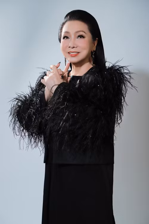 Soạn giả Điêu Huyền đến gặp ba của nghệ sĩ Bạch Tuyết để xin cho bà đi theo Đoàn Kiên Giang. Soạn giả Điêu Huyền còn nhận nghệ sĩ Bạch Tuyết làm con nuôi. Nghệ sĩ Bạch Tuyết đã được đóng đào chính ngay khi vào đoàn. Ảnh: Người Lao Động.