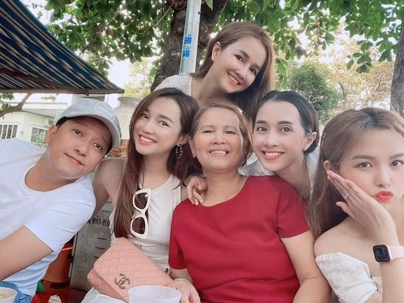 Trường Giang thân thiết với mẹ và các chị em vợ. Ảnh: FBNV.