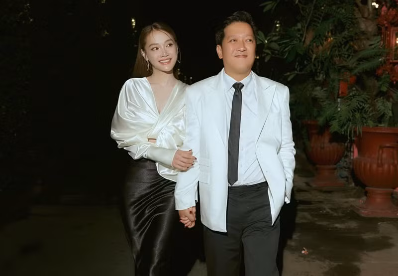 Nữ diễn viên phim Tuổi thanh xuân khoe được ông xã yêu thương, túc trực bên cạnh khi mang bầu dù công việc của anh rất bận rộn. Ảnh: FBNV.