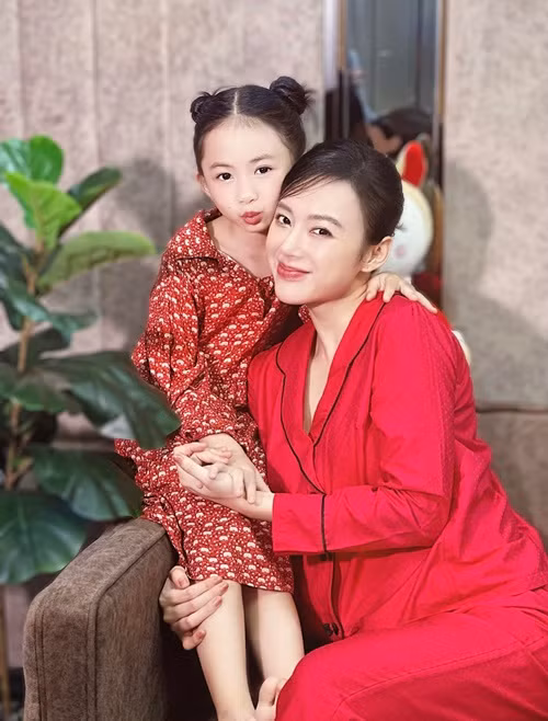 Angela Phương Trinh chiều chuộng con gái nuôi. Khi biết bé Tép Cherry thích ăn bánh ngọt, sáng nào nữ diễn viên cũng ra cửa hàng bánh để mua những loại bánh cho con nuôi.
