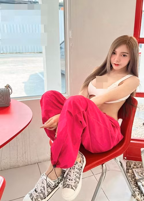 Mặc áo bra nơi công cộng, Natpaphat khiến nhiều người ngượng đỏ mặt.
