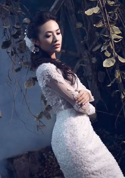 “Sau vài năm, anh ấy bỗng dưng gọi điện lại khiến tôi xao xuyến. Tôi hỏi lý do vì sao để em ra đi thì anh bảo vì không muốn làm người đàn ông ích kỷ. Dù những năm qua cả hai không còn liên lạc, nhưng tôi biết anh ấy cũng như tôi, vẫn độc thân chứ không kết hôn”, Tinna Tình kể. Ảnh: FBNV.