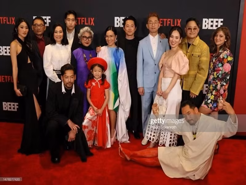 Hồng Đào bên dàn diễn viên phim Beef. Ảnh: Gettyimages.