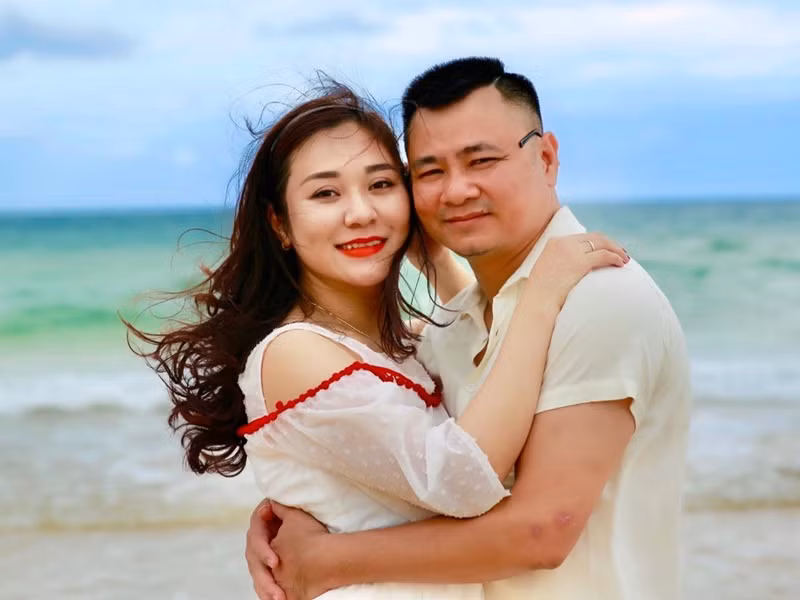 Cùng hoạt động trong môi trường nghệ thuật, vợ chồng Tự Long thấu hiểu và thông cảm công việc của nhau. "Chúng tôi có sự đồng cảm và có thể chia sẻ được vì ít nhiều cùng nghề. Cùng là người chiến sĩ quân đội nhân dân Việt Nam và cùng đam mê nghệ thuật sân khấu nên chúng tôi luôn hỗ trợ cho nhau. Có rất nhiều kiến thức về lịch sử sân khấu, những quan điểm diễn xuất hay về chuyên ngành nghệ thuật Chèo chỗ nào không hiểu tôi đều có thể nhờ sự trợ giúp từ chồng", Minh Nguyệt chia sẻ trên Vietnamnet.