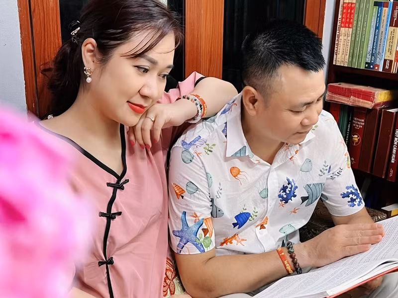 Tự Long kiếm được bao nhiêu tiền đều đưa hết cho vợ.