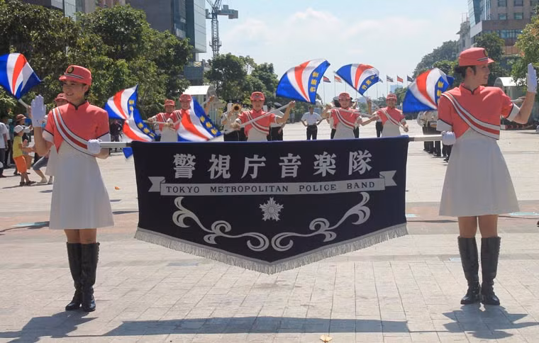 Đoàn quân nhạc Cảnh sát các quốc gia như: New York (Hoa Kỳ), Tokyo, Osaka (Nhật Bản), Singapore cũng đã để lại ấn tượng hết sức thú vị với người dân thành phố trong buổi biểu diễn tuyệt vời vào sáng nay trên các trục đường Lê Lợi, Đồng Khởi, Quảng trường đi bộ Nguyễn Huệ...