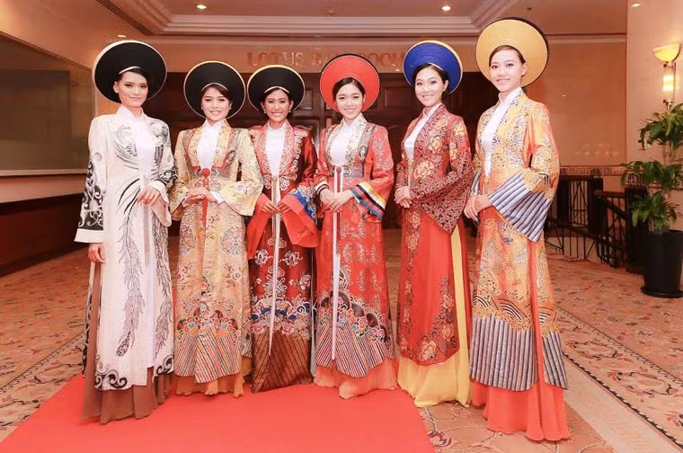 Tại chương trình, Trà My còn gặp lại nhiều bạn thi Hoa hậu Hoàn vũ Việt Nam 2015 như: Top 5 Ngô Trúc Linh, Top 10 Diệu Ngọc, Phương Trinh, Thùy Trang, Anh Phương…Tất cả đã tham gia trình diễn hai bộ sưu tập đẹp mắt này. 