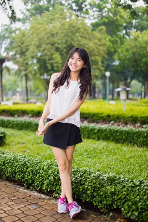 Vô tình được cư dân mạng, bạn trẻ chú ý sau bức ảnh chụp ở trường quay S14, Lan Thy tiết lộ cảm xúc vui sướng, bất ngờ và có một chút ngại ngùng. Cô bạn tiết lộ việc tham gia Đường lên đỉnh Olympia là để thử sức bản thân, giao lưu, học hỏi.