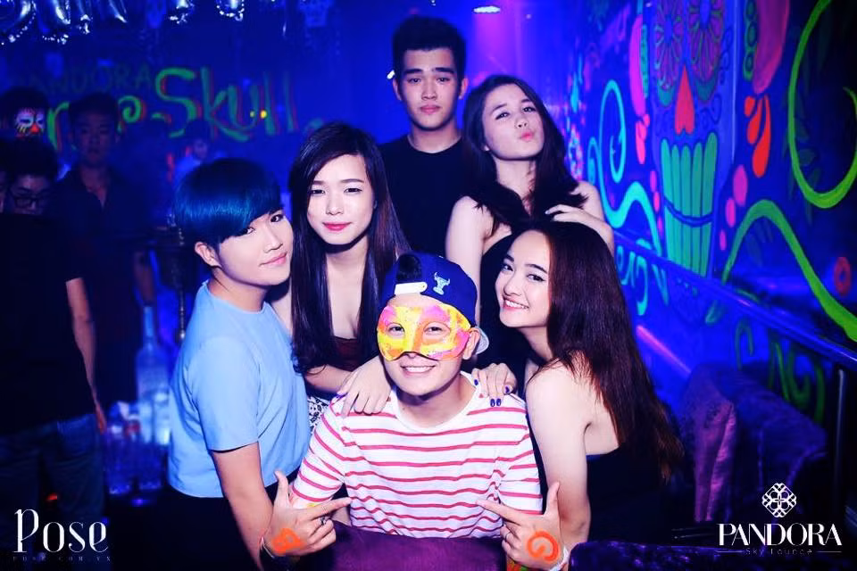 Khoảnh khắc nhắng nhít của Kaity cùng bạn bè.