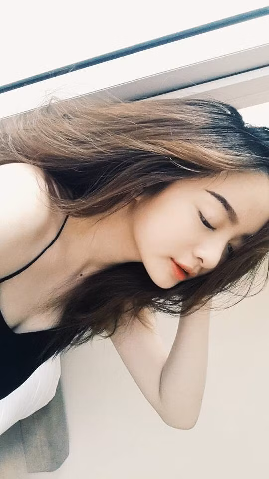 Cùng ngắm nhìn nhan sắc xinh đẹp, quyến rũ của hot girl hát nhép gây "bão lòng" cho không ít đấng mày râu.