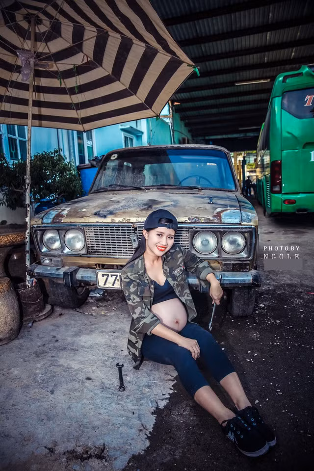 Có thể nhận thấy, tuy đã mang bầu ở những tháng cuối nhưng cơ thể của Mỹ Hoàng cũng không xuống cấp. Da bụng vẫn mịn màng, khuôn mặt rất tươi tắn. Cùng ngắm nhìn những hình ảnh cực chất của bà bầu Mỹ Hoàng.