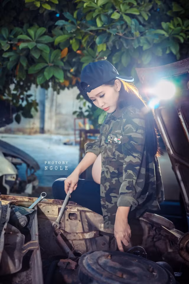Nếu như các bà bầu thường lựa chọn khung cảnh nhẹ nhàng, sang trọng để làm concept thì riêng Mỹ Hoàng, bà bầu cá tính không ngại ngần lựa chọn ga ra ô tô chật chội để thực hiện ý tưởng của mình. Ảnh: Ngo Le.