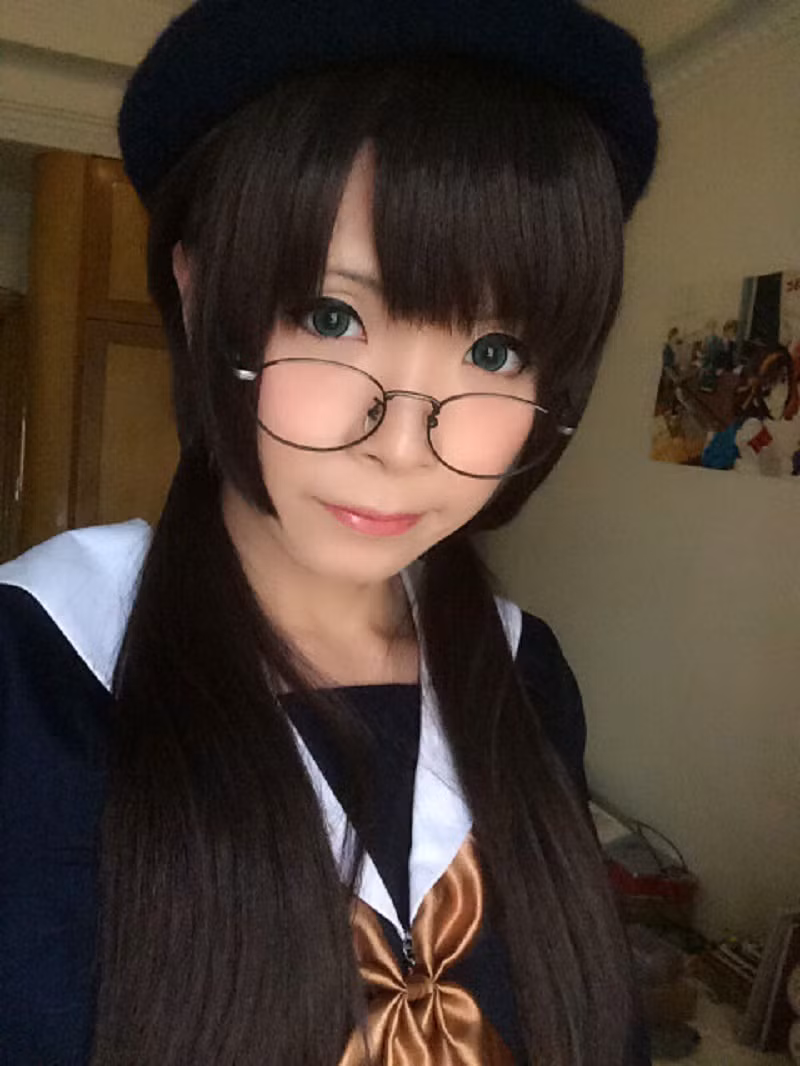 Được biết, danh tính của thầy giáo cosplay giả gái được dân mạng tìm kiếm trong thời gian qua có nickname Crome Moe. Crome Moe sinh năm 1989, tốt nghiệp Học viện Sư phạm Hàn Sơn, tỉnh Quảng Đông. Hiện nay, thầy giáo 9X đang dạy vẽ ở một trung tâm, được các học trò mến mộ bởi tài năng vẽ tranh mangan cực đỉnh.