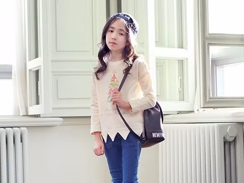 Sau nhiều năm, vẻ đẹp của Cristina đã ít nhiều đổi khác. Cô bé vẫn giữ được những nét vốn có nhưng dường như chúng có vẻ mờ nhạt dần vì sự phát triển của tuổi dậy thì.