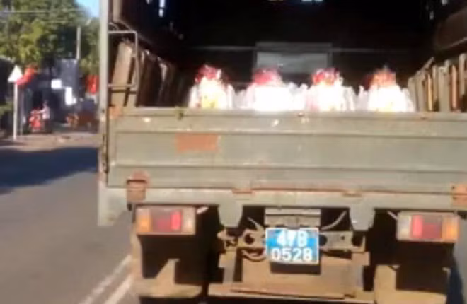 Xe của Trại giam Đắk Trung chở quà tết lấn làn đường.