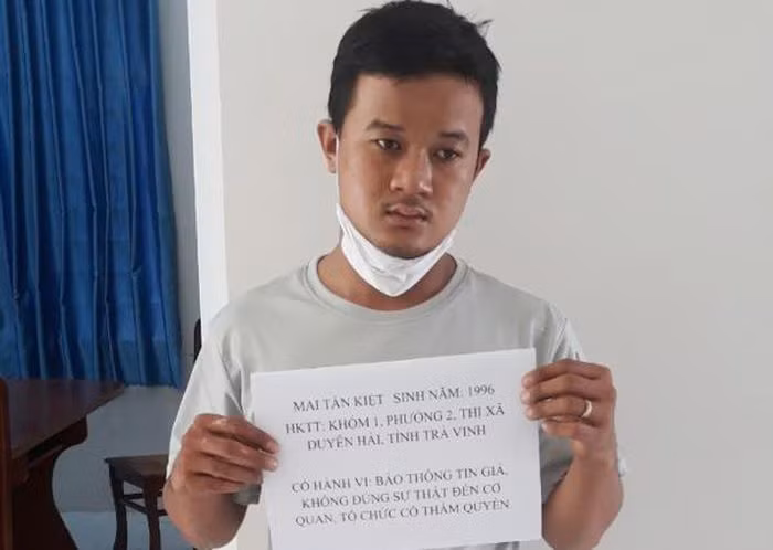  Tiêu hết tiền rồi hoang báo bị cướp 50 triệu đồng: Mai Tấn Kiệt (SN 1996, ngụ phường 2, thị xã Duyên Hải, tỉnh Trà Vinh) do tiêu xài hết số tiền của gia đình, lo sợ bị phát hiện nên đã báo tin giả bị cướp tài sản. Ngày 22/1, UBND phường 2 cho biết đã xử phạt Kiệt 2,5 triệu đồng về hành vi “Báo tin giả, không đúng sự thật đến cơ quan, tổ chức có thẩm quyền”.