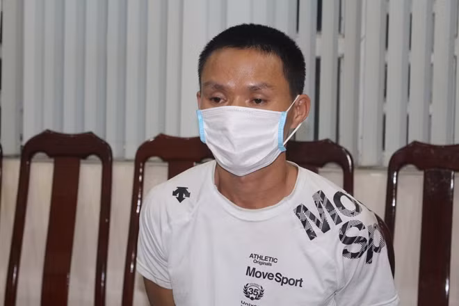 Khi về đến phòng trọ của mình, Mười tắm rửa, đi mua mì tôm pha ăn, gói ghém quần áo vào túi, trả phòng trọ và bỏ trốn. Trong suốt quá trình chạy trốn, vì đang mùa dịch bệnh không có xe khách nên Mười dùng tên giả, quê tỉnh Phú Thọ, mồ côi cả cha lẫn mẹ, sống với ông bà ngoại nhưng ông bà cũng mới chết nên y lang thang từ Phú Thọ vào đây kiếm việc làm và xin các lái xe tải cho đi nhờ đến các vùng Tây Nguyên kiếm việc làm. 