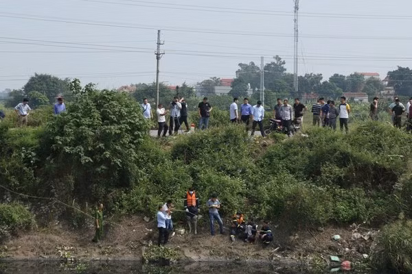 Tuy nhiên, do lúc này nước suối cạn, xác cháu T. không trôi được, Thực liền lội xuống đưa xác nạn nhân lên. Thực đỡ phần chân, còn Phóng ở trên cầu nắm giữ 2 tay cháu T. để kéo lên, rồi cả hai để nạn nhân nằm trên cầu bỏ đi. (Ảnh minh họa)