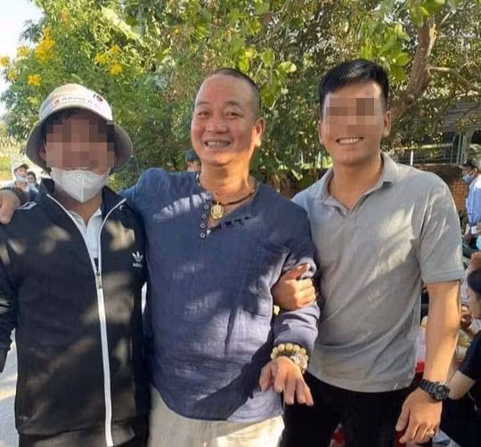 Nguyễn Tuấn Hải sinh ra tại một gia đình chuyên làm cửa sắt ở mặt phố Hàng Cót, phường Hàng Mã, quận Hoàn Kiếm, Hà Nội. Biệt danh "Bánh" của Hải được đặt theo tên của bố ông ta. Thuở đó, phố Hàng Cót nổi tiếng là địa bàn "nóng" về tệ nạn xã hội, tội phạm hình sự. Và những tệ nạn đó nhiễm sạch vào lý trí của Hải "Bánh". Từ khi còn cắp sách đến trường, Hải đã lập băng nhóm để cướp tài sản của người dân, thậm chí cướp cả của cướp.