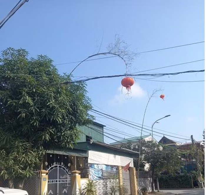  Dựng cây nêu, 3 người bị điện cao thế giật cháy sém người: Ngày 26/1, Trung tâm Y tế huyện Tân Kỳ (Nghệ An) cho biết, anh H.V.N. (SN 1993) và anh H.V.L. (SN 1996) sang nhà giúp bà C.T.V. (SN 1972, đều trú huyện Tân Kỳ) không may đã bị điện cao thế giật khiến cả 3 nạn nhân bị cháy sém ở ngực, lưng, tay, chân, bỏng độ I,II,III. 