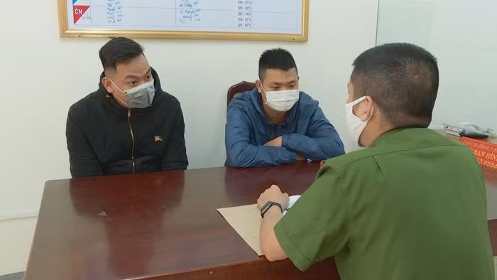  Phá đường dây cá độ bóng đá liên tỉnh quy mô lớn: Ngày 26/1, Công an TP Buôn Ma Thuột, Đắk Lắk cho biết, đơn vị đang tạm giữ Nguyễn Anh Tuấn (26 tuổi ở Hải Phòng) và Lê Văn (24 tuổi, trú TP Buôn Ma Thuột) cầm đầu đường dây đánh bạc dưới hình thức cá độ qua mạng Internet liên tỉnh quy mô lớn với tổng số tiền hơn 4,8 tỷ đồng. 