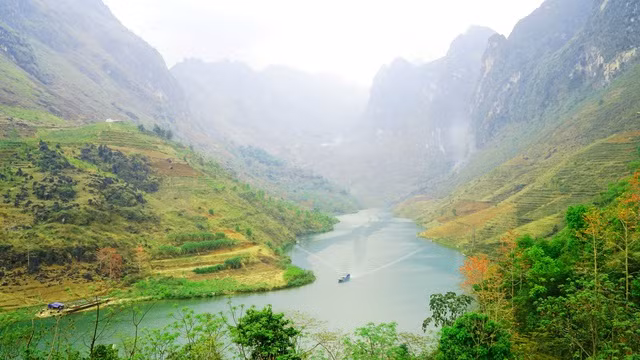 Mọi góc nhìn xuống sông Nho Quế đều đẹp đến hút hồn du khách. (Ảnh: Dân Trí)