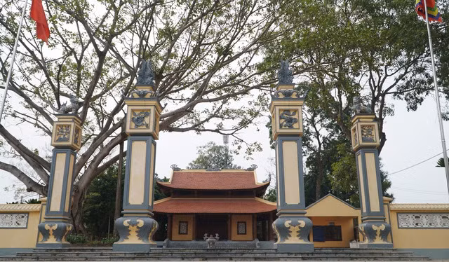Can canh ngoi mieu co le hoi phon thuc, noi doi vo chong “lam chuyen ay“