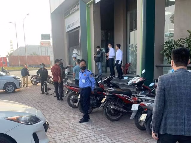Đến tối 7/1, Thủy đến khách sạn Sao Mai, quận Lê Chân thuê phòng nghỉ qua đêm. Tại đây, Thủy xem thông tin trên mạng xã hội, nhận ra đối tượng cướp tài sản tại Ngân hàng Vietcombank chính là Nguyễn Văn Nam và số tiền Nam cho Thủy là do cướp được mà có. 