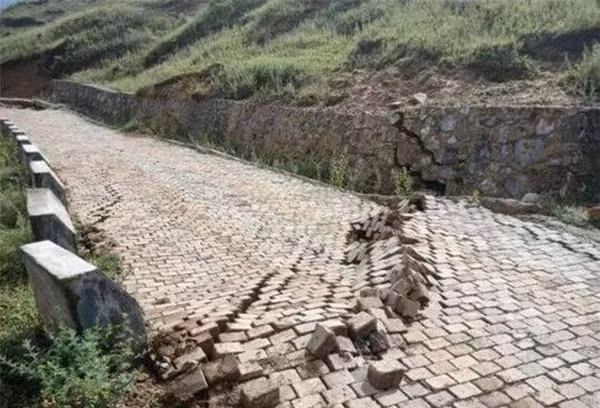 Thấy đường lạ, người đàn ông quyết không đi tiếp, ngăn được điều kinh hoàng Thay duong la, nguoi dan ong quyet khong di tiep, ngan duoc dieu kinh hoang