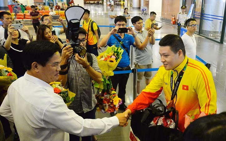 Nguyễn Văn Trí (áo vàng) là vận động viên đầu tiên của Pencak Silat giành được HCV tại ASIAD 2018.