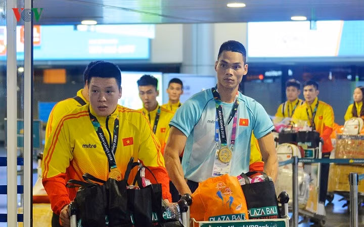 Ngay khi bước ra ngoài sảnh, vận động viên Nguyễn Văn Trí (áo vàng) và vận động viên Trần Đình Nam bất ngờ trước sự chào đón của người hâm mộ.