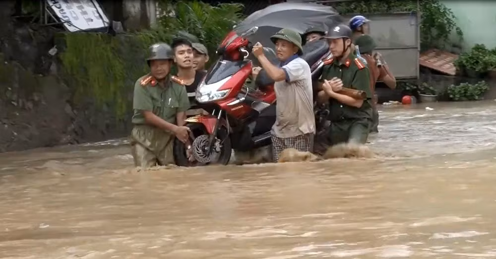 Công an huyện Kỳ Sơn dầm mưa cứu xe của người dân ra khỏi vùng ngập lụt