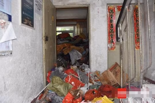 Thấy mùi thối nhà hàng xóm, tưởng án mạng, thì ra thứ kinh dị... - Hình 5 Thay mui thoi nha hang xom, tuong an mang, thi ra thu kinh di...-Hinh-5