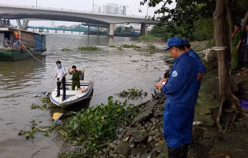 Thi thể người đàn ông được đưa vào bờ để Công an tiến hành công tác khám nghiệm, làm rõ nguyên nhân.