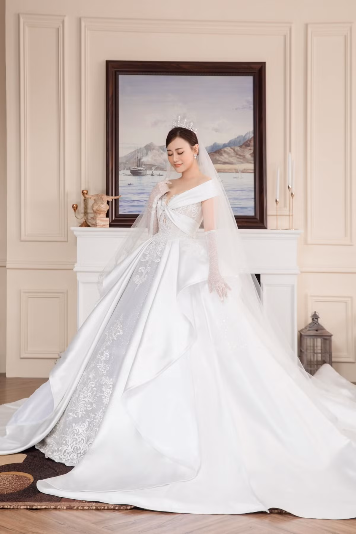 Phương Oanh tung ảnh cưới của nhân vật và nhắn nhủ: "Nam à! Thật hạnh phúc nhé" thu hút hơn 70.000 lượt thích, gần 7.000 bình luận sau 10 giờ đăng tải.
