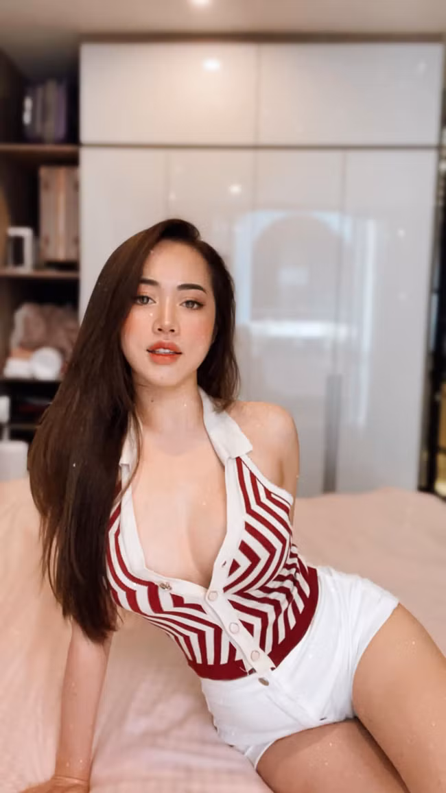 Sức hấp dẫn của cô đến từ gương mặt xinh như mộng và thân hình nuột nà.