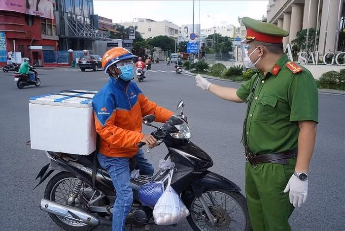 Shipper duoc phep hoat dong tai quan huyen “vung do” o TPHCM