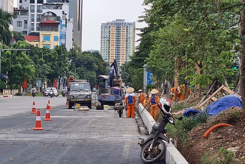 Các công nhân đang gấp rút làm việc cả ngày lẫn đêm để hoàn thành dự án.