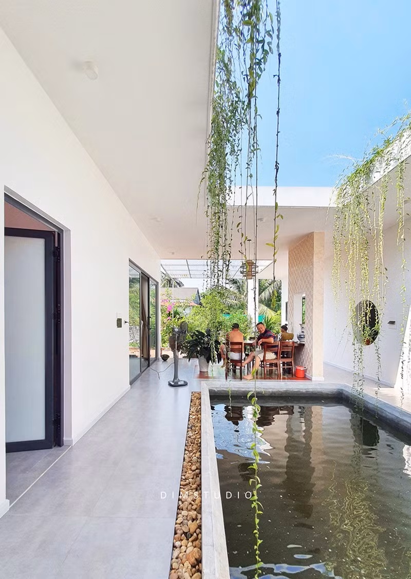 Không gian này có chiếc hồ nhỏ tạo cảm giác mát mẻ, là nơi sinh hoạt chung, kết nối và gia tăng tình cảm gia đình.