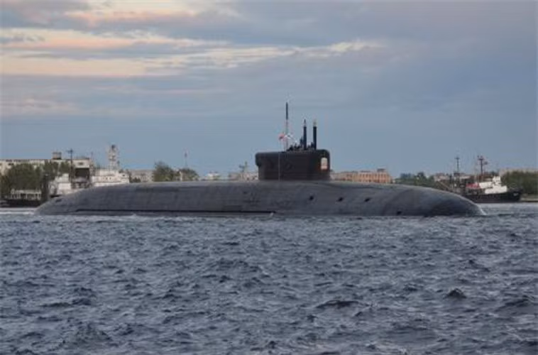 "Tàu ngầm Knyaz Vladimir đã khởi hành đến Biển Trắng từ Severodvinsk cho các thử nghiệm cuối cùng", văn phòng báo chí của Hạm đội phương Bắc cho biết.