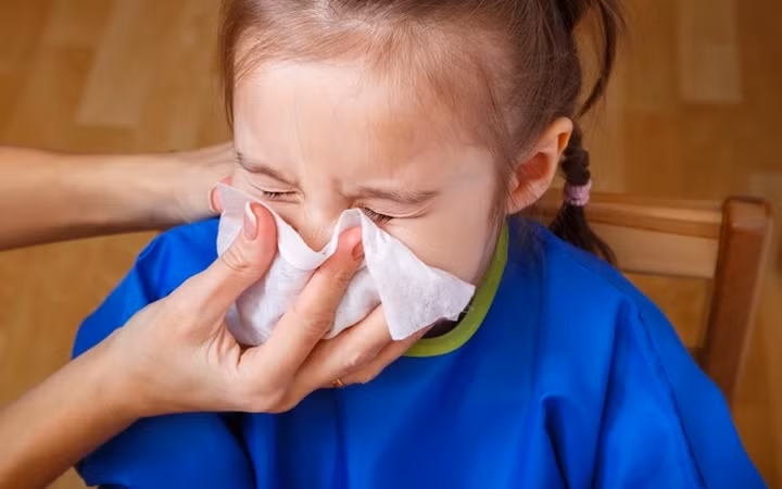 Khớp cắn bị ảnh hưởng vì cảm lạnh. Các nha sĩ giải thích rằng, một đứa trẻ bị cảm lạnh khi còn quá nhỏ sẽ gặp vấn đề với khớp cắn. Vì cảm lạnh khiến trẻ nghẹt mũi và phải thở nhiều bằng miệng. Điều này có thể khiến hàm dưới nhô ra phía trước và bị lệch khớp cắn với hàm trên.
