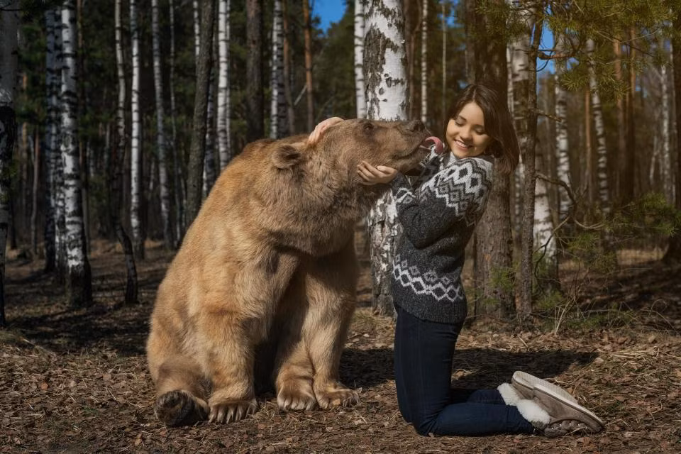Hiện gấu Stepan đã 25 tuổi và đang sống cùng người đàn ông tên Panteleenkos. Nó ăn hết 25 kg cá, rau và trứng mỗi ngày. (Theo The Sun)
