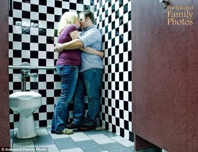 Địa điểm để cặp đôi này ăn mừng sự kiện đính hôn ngay trong nhà vệ sinh.