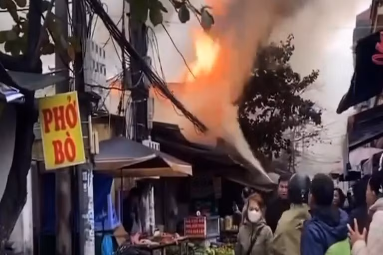 Cảnh sát phá tường, phun vòi rồng chữa cháy ngôi nhà ở Hà Nội Canh sat pha tuong, phun voi rong chua chay ngoi nha o Ha Noi