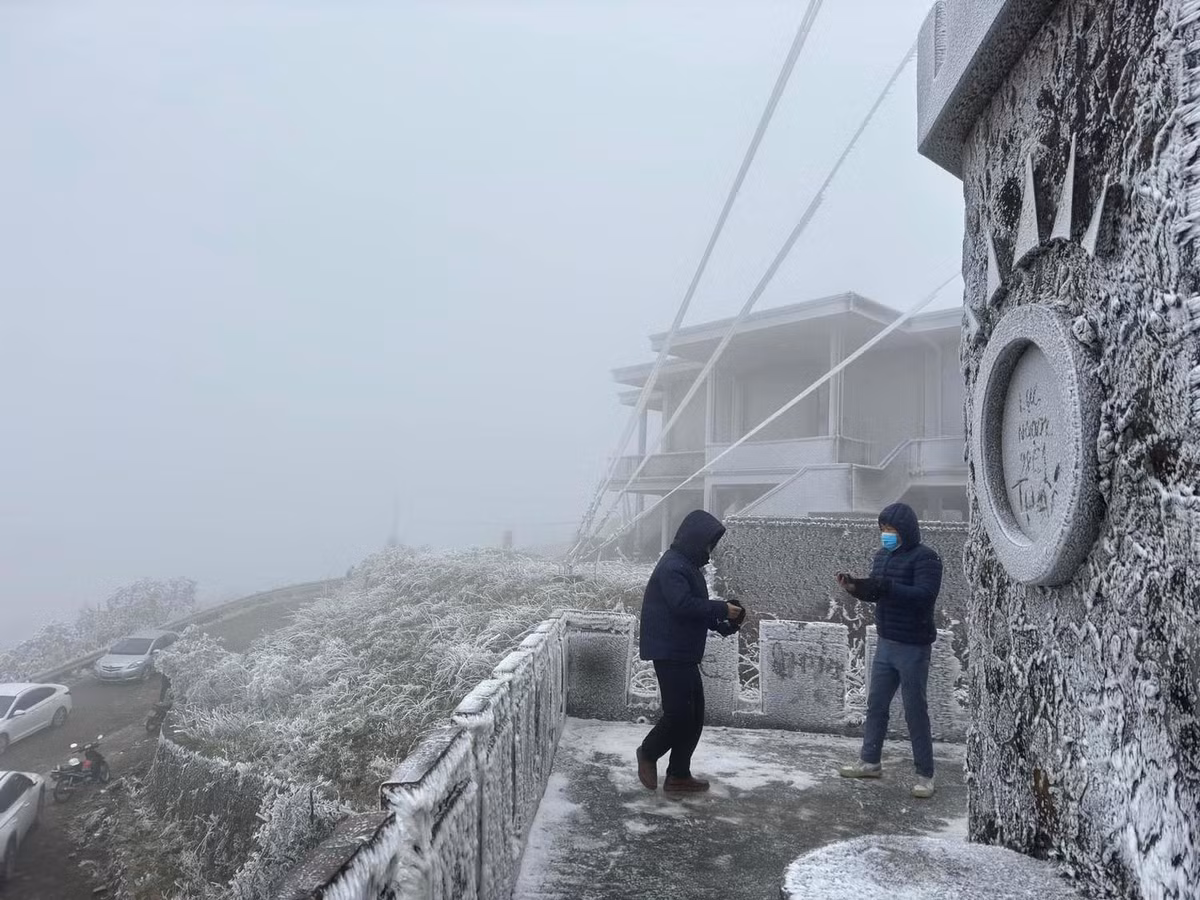 Băng giá phủ trắng, đỉnh Mẫu Sơn kỳ ảo như châu Âu - Hình 2 Bang gia phu trang, dinh Mau Son ky ao nhu chau Au-Hinh-2