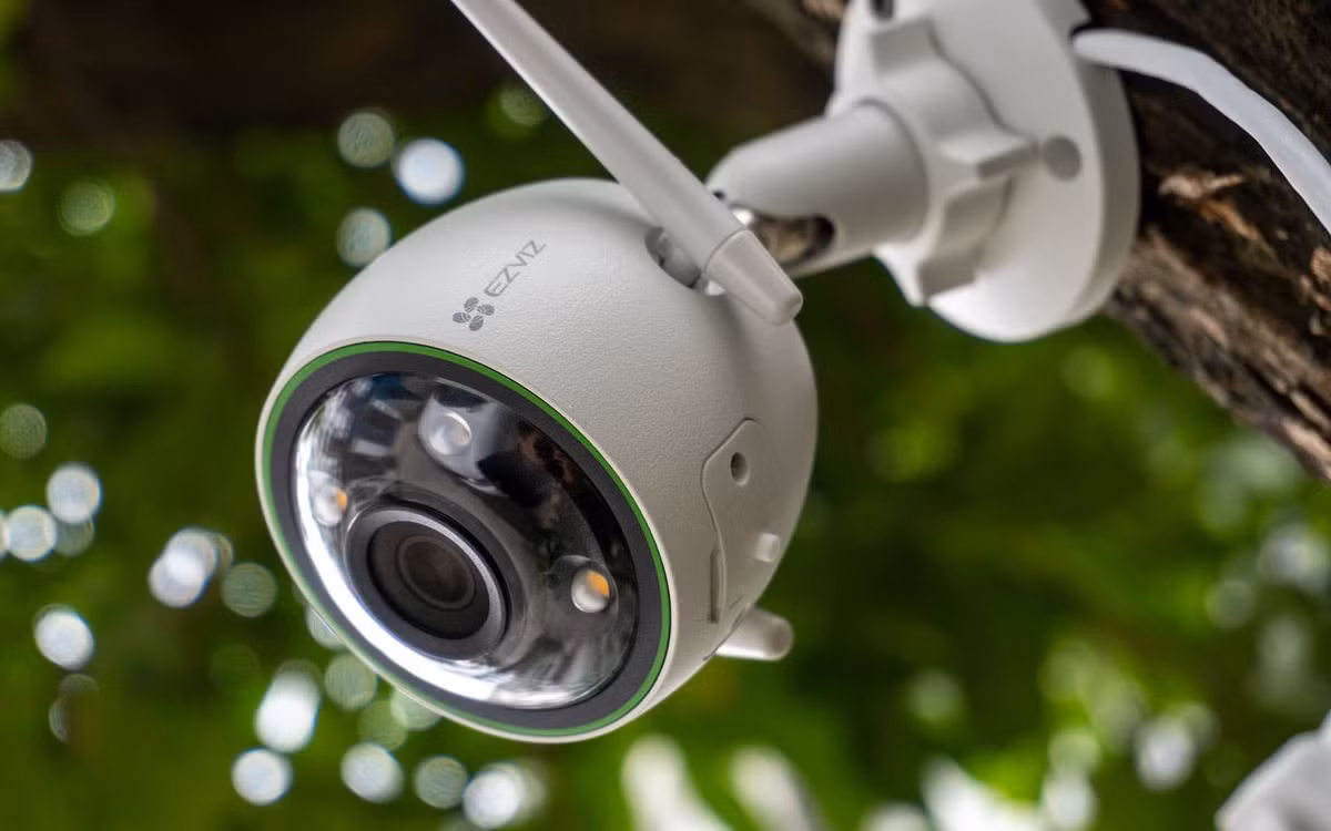 Trích xuất hình ảnh camera của quán cho thấy thời gian khoảng 3h ngày 18/2, một thanh niên trên tay cầm đèn pin và một vật không xác định đi từ cầu thang nhà xe lên tầng 3. Khoảng 10 phút sau, thanh niên này rời đi. Từ hình ảnh camera trên, lực lượng công an tập trung rà soát địa bàn huyện Nghĩa Hành. (Ảnh minh họa, nguồn Internet)