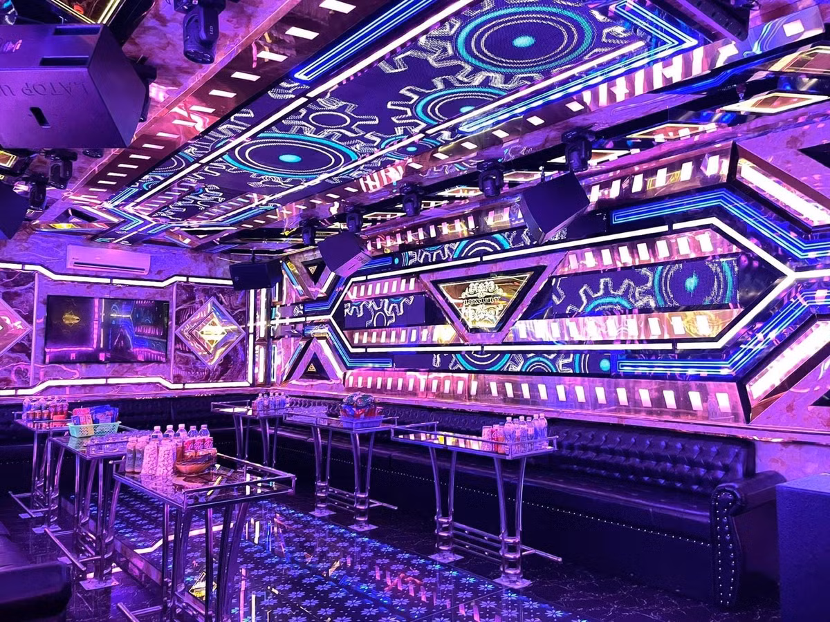 Theo thông tin của một số nhân viên phục vụ và chủ quán karaoke Bảo Trân, Hiếu và nhân viên B.T.H. (22 tuổi, ở xã Hành Nhân, huyện Nghĩa Hành) ngủ ở tầng 3 quán karaoke Bảo Trân. Khoảng 21h ngày 17/2, 3 thanh niên đến quán karaoke Bảo Trân hát và yêu cầu 3 nhân viên nữ tiếp khách. (Ảnh minh họa, nguồn Internet)