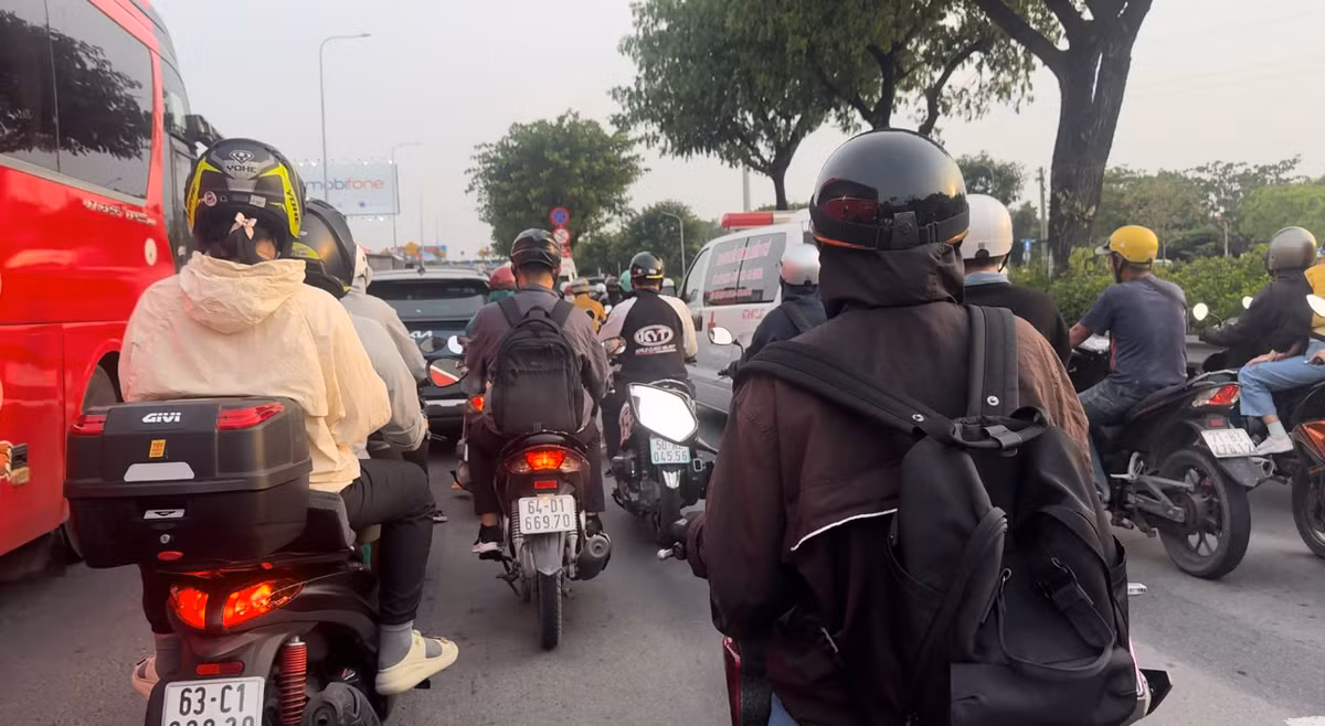 Từ chiều tối 30/8, các cửa ngõ tại TP HCM bắt đầu đông phương tiện người dân tranh thủ sau giờ làm để về quê, du lịch kỳ nghỉ lễ Quốc khánh 2/9 kéo dài 4 ngày.